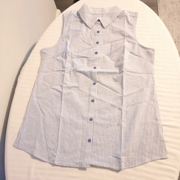Denim&Co Tops - 2/$25 - Blue and white seersucker Sleeveless top